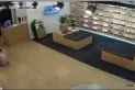 Video: violento robo en un local de zapatillas de Yerba Buena