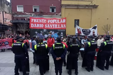 El Frente Popular Darío Santillán marchó por el microcentro en contra del ajuste