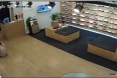 Video: violento robo en un local de zapatillas de Yerba Buena