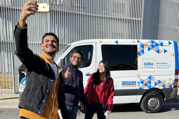 Fopea celebra sus dos décadas recorriendo el país con un camión interactivo