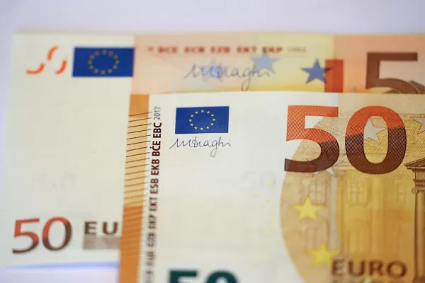 El euro cae a su nivel más bajo en dos décadas y crecen los temores por la recesión