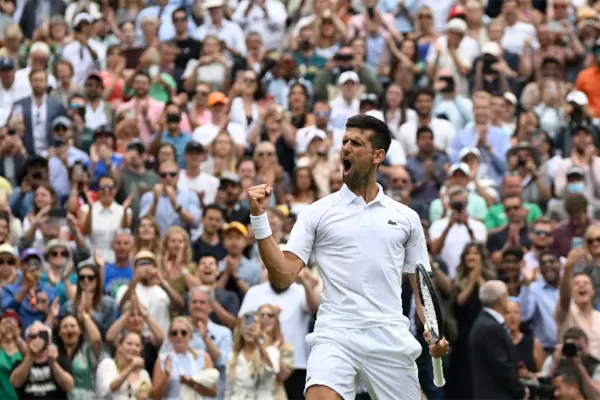 Djokovic se recuperó a tiempo y clasificó para semifinales de Wimbledon