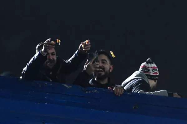 Hinchas de Corinthians rompieron billetes de $1000 en La Bombonera