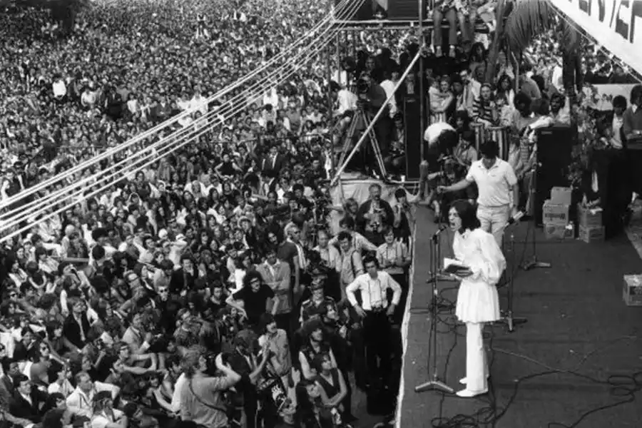 Mick Jagger lee una dedicatoria a Brian Jones en el concierto de los Rolling Stones en Hyde Park en 1969.