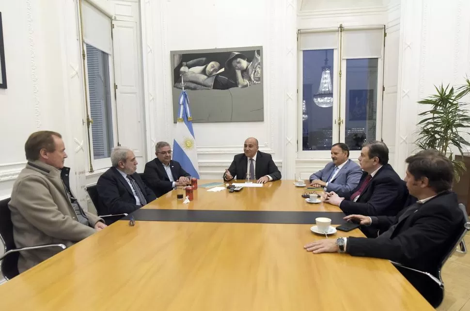 EN EL DESPACHO. Manzur posteó ayer en Twitter su encuentro con cinco gobernadores y Aníbal Fernández. twitter @JuanManzurOK