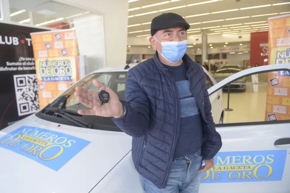LISTO PARA ARRANCAR. Con las llaves en la mano, Juan Carlos Maldonado posó junto a su nuevo vehículo; un Toyota modelo Etios. LA GACETA / FOTOs DE franco vera