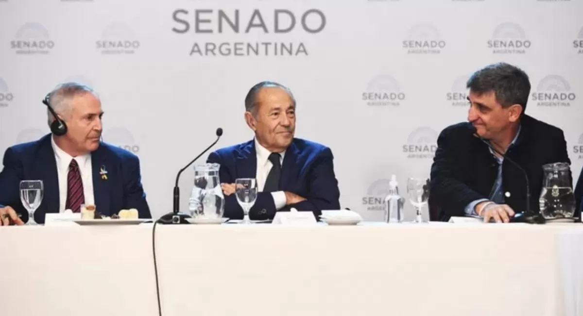 El embajador Marc Stanley junto a los senadores Adolfo Rodríguez Saá y Pablo Yedlin.