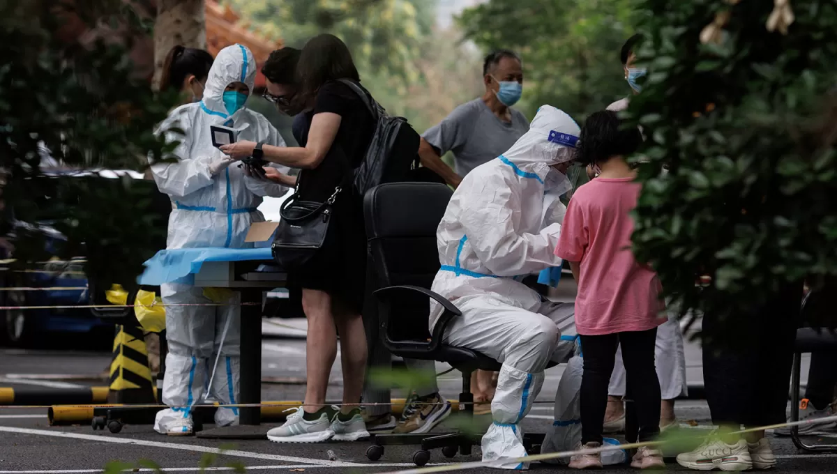 MÁS TESTEOS. Personal de salud de Beijing busca casos de coronavirus en la vía pública.