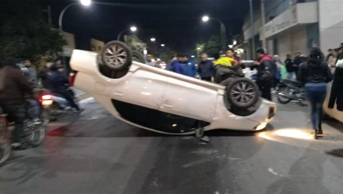 RUEDAS PARA ARRIBA. El Toyota Etios quedó volcado y cortando el tránsito sobre la avenida Juan B. Justo.