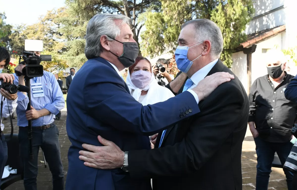 El gobernador, Osvaldo Jaldo, saluda al presidente, Alberto Fernández, durante los festejos del 9 de Julio de 2021. Foto: Prensa Gobernación (Archivo)