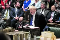 Boris Johnson, sumido en otro escándalo, se niega a renunciar
