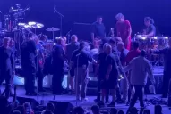 El guitarrista Carlos Santana se desmayó en el escenario: ¿Qué le pasó?