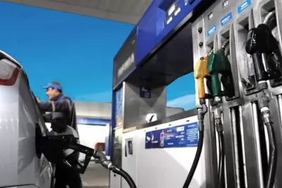 La escasez de gasoil se generaliza y los transportistas temen por una suba de precios