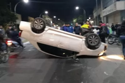 ¡Sólo un susto! Un auto volcó en avenida Juan B. Justo y su conductor salió ileso