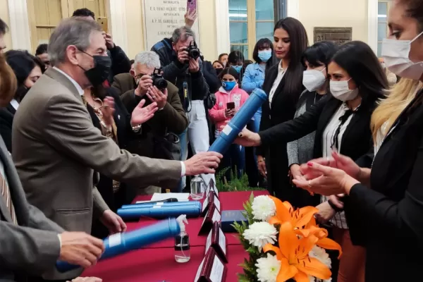 Escuela de Enfermería de la UNT: 86 egresados recibieron sus diplomas