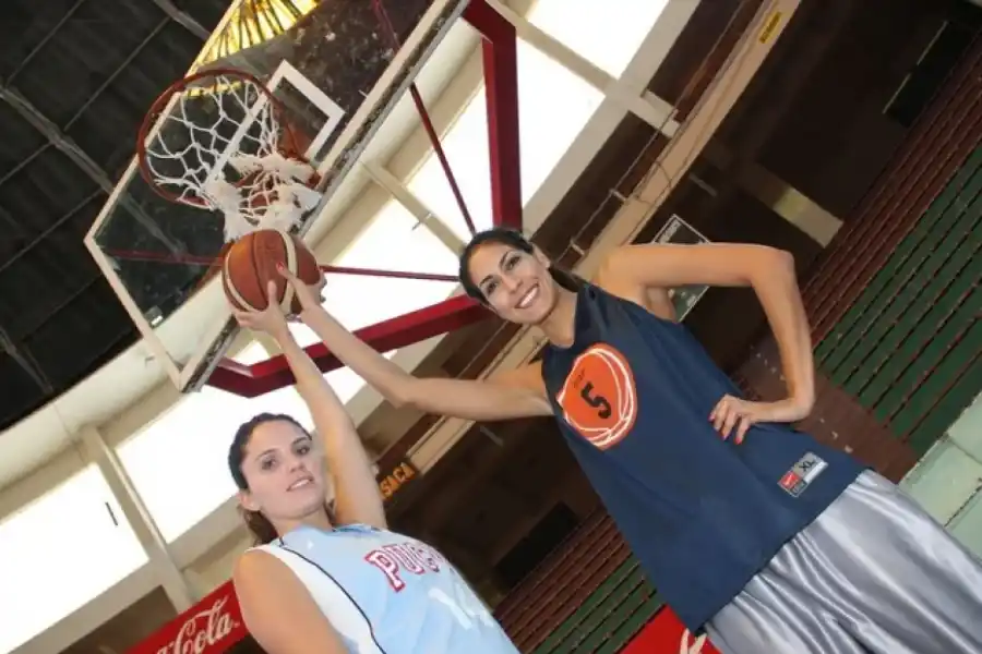 Claudia Lampe junto a una compañera de su equipo de básquet.
