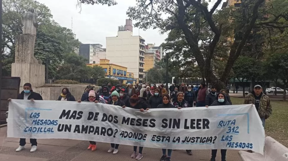 MANIFESTACIÓN. Las familias que viven en Las Mesadas se pronunciaron ayer frente a Tribunales.  
