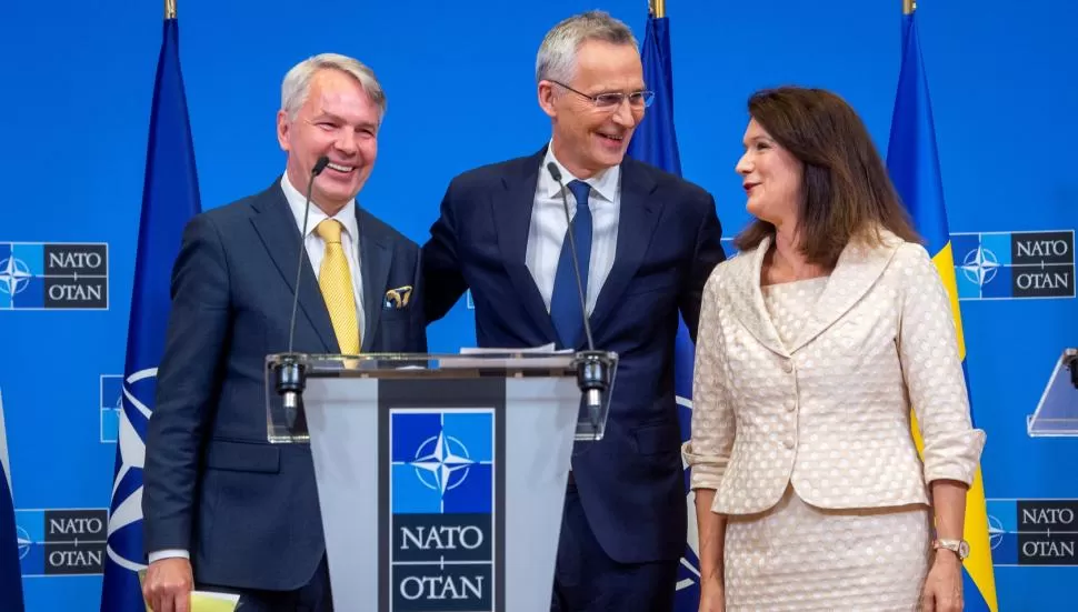 ACUERDO. Cancilleres de Finlandia, Pekka Haavisto, y de Suecia, Ann Linde, flanquean al titular de la OTAN.  