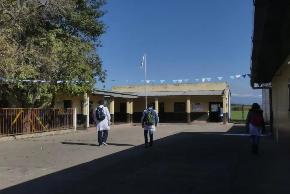 LA DESVENTURA DE ASISTIR A CLASE EN EL INVIERNO. Escolares llegan a una escuela de Río Chico. 