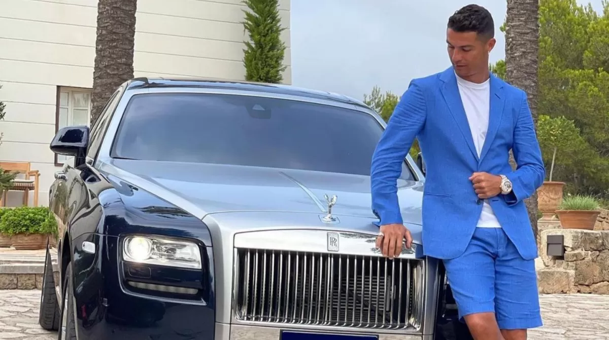 Cristiano Ronaldo junto a su Rolls-Royce.