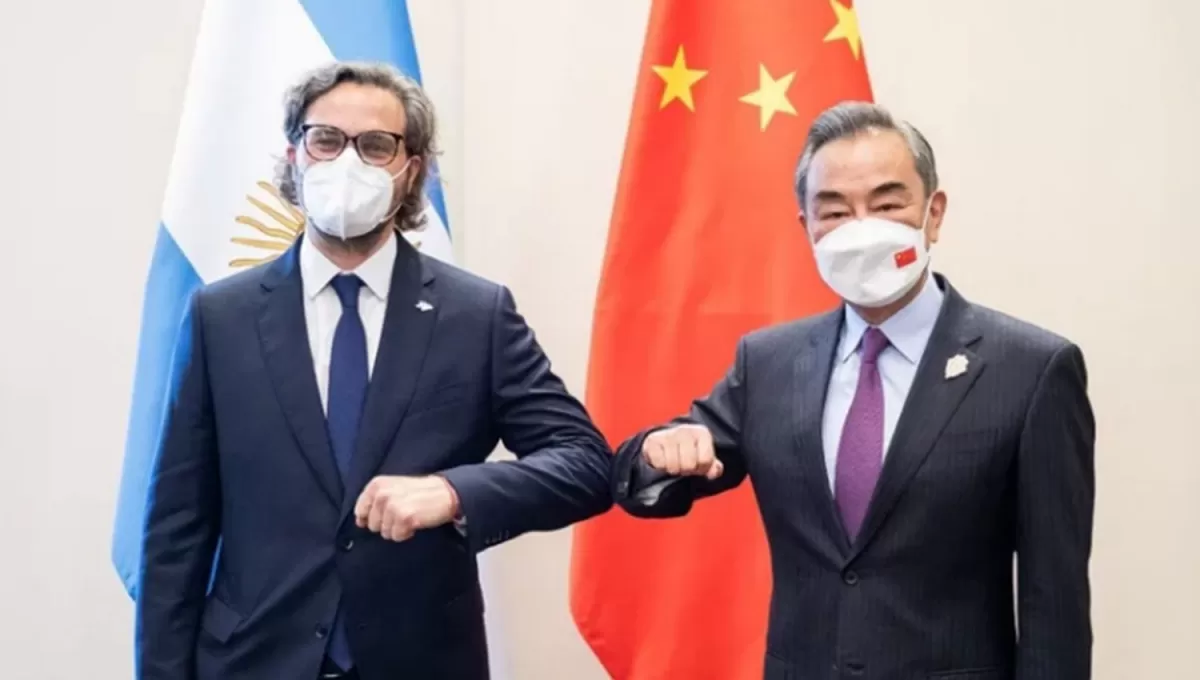 ACUERDO. El canciller Santiago Cafiero junto al consejero de Estado y Ministro de Relaciones Exteriores de la República Popular China, Wang Yi.