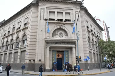 Repararon el antiguo reloj de la Secretaría de Hacienda de la Provincia