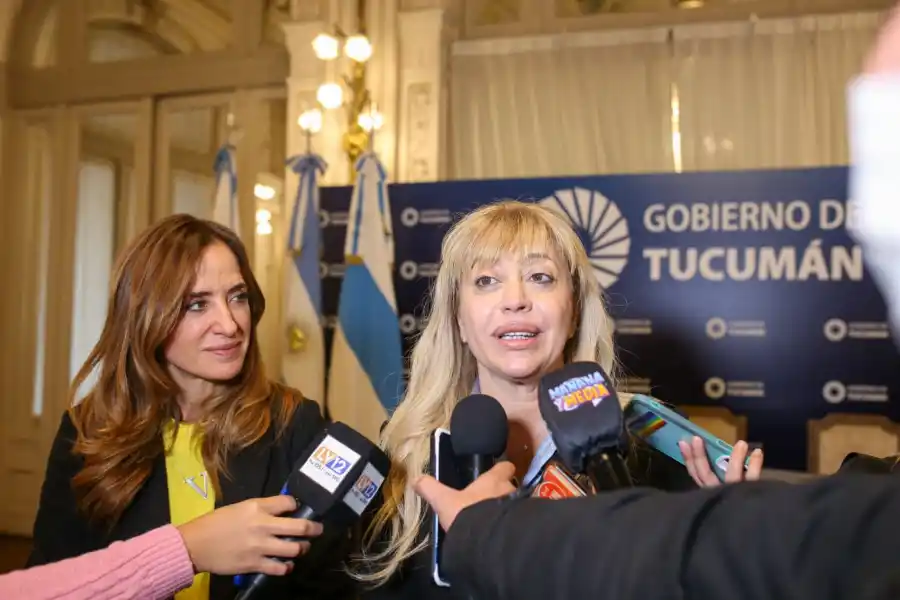 La diputada Tolosa Paz llegó a Tucumán y fue recibida en el despacho del gobernador Jaldo junto a la diputada Chahla.