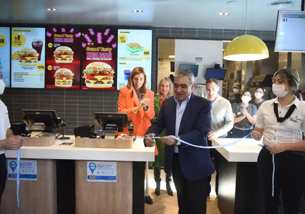 REINAUGURADO. Para la nueva apertura, se cortó el simbólico listón.  