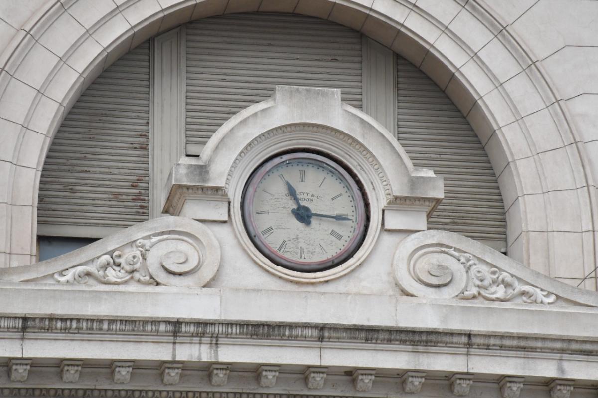 Repararon el antiguo reloj de la Secretaría de Hacienda de la Provincia