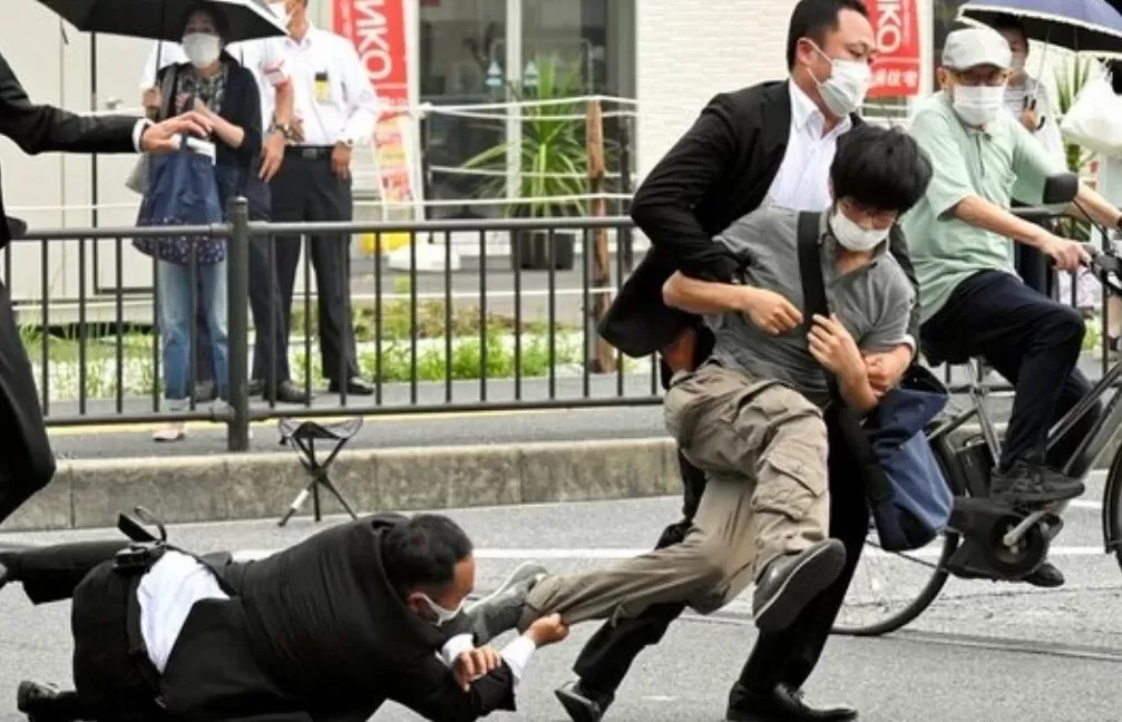El momento en el que es detenido el atacante de Shinzo Abe