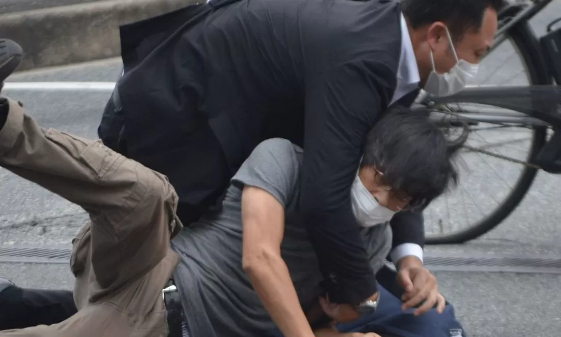 El momento en el que es detenido el atacante de Shinzo Abe