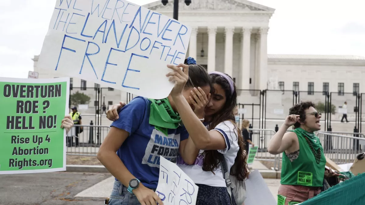 Activistas proaborto reaccionan a la decisión del Tribunal Supremo de derogar el derecho a la interrupción legal del embarazo, en Washington. Foto AFP