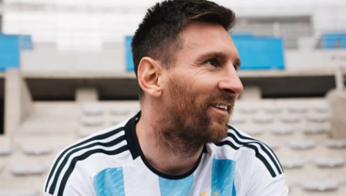 EL SÍMBOLO. Messi luciendo la nueva camiseta de la Selección. 