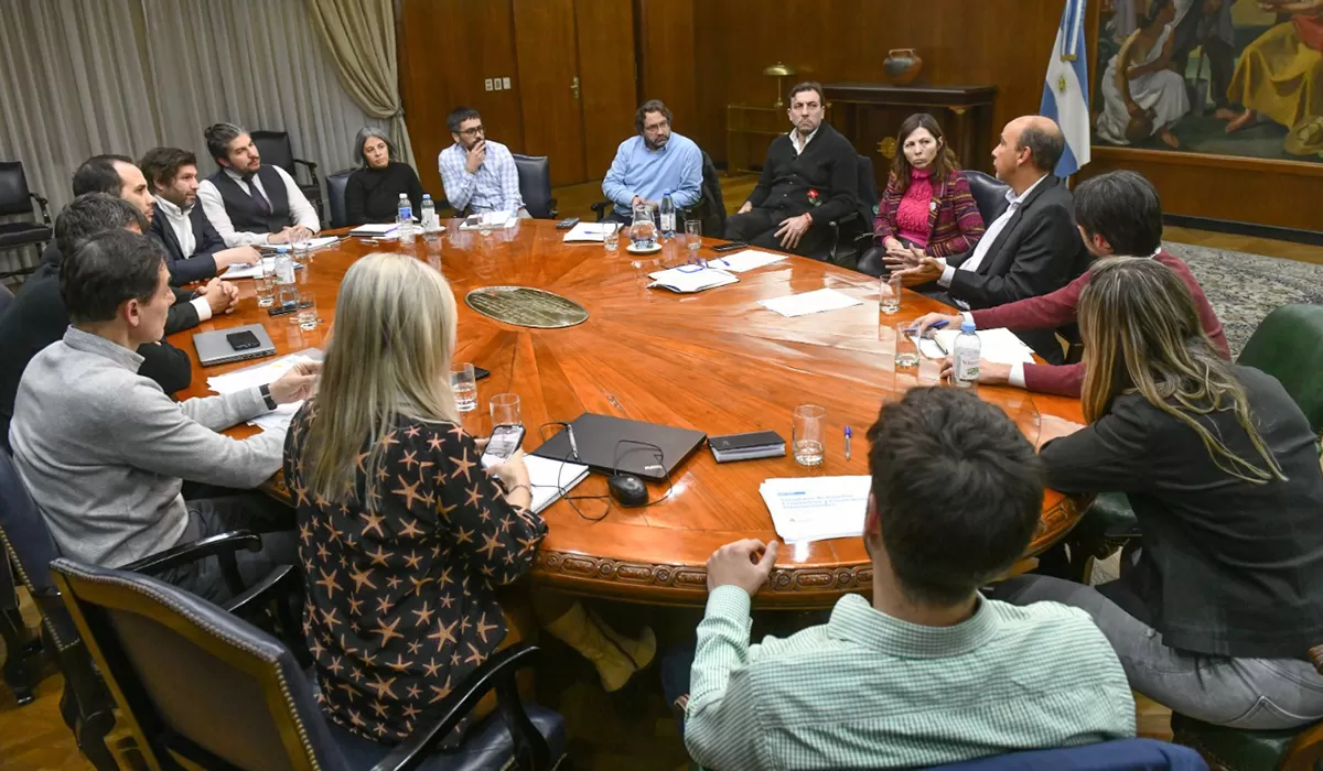 GABINETE ECONÓMICO. La ministra de Economía de la Nación, Silvina Batakis, designó a su equipo de colaboradores y encabezó la primera reunión.