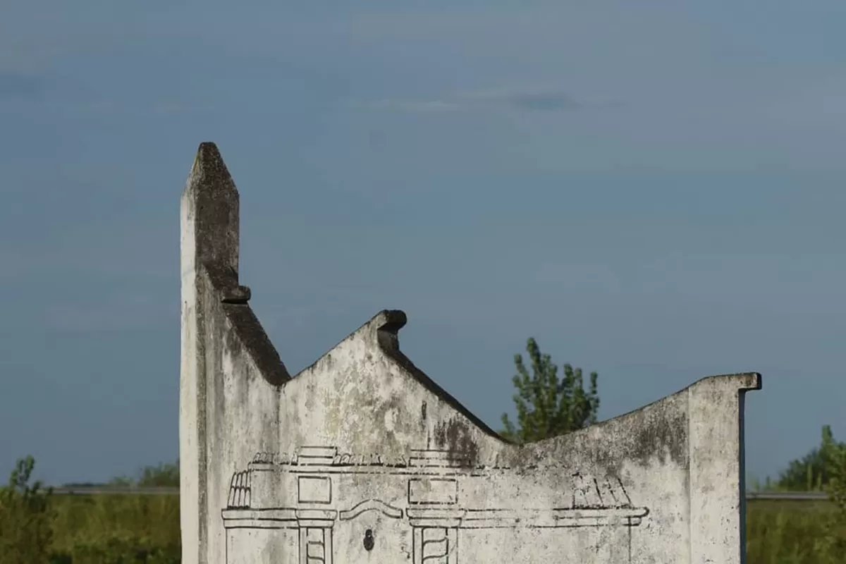 En la localidad de Manuel García Fernández,  en el Departamento Leales, podemos ver esta versión de la Casa Histórica en el cruce de la Ruta Nacional 157 con la Ruta Provincial 321, a 1 km de la Ruta Nacional 38. Autor: DIEGO ARAOZ.