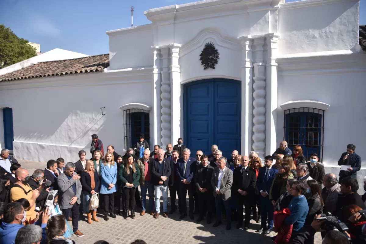 Radicales frente a la Casa Histórica. Foto Inés Quinteros Orio