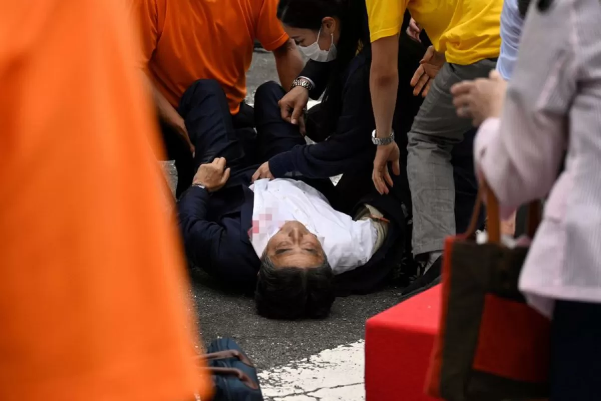  Shinzo Abe en el suelo, luego de recibir un disparo durante una acto politico en Nara.
