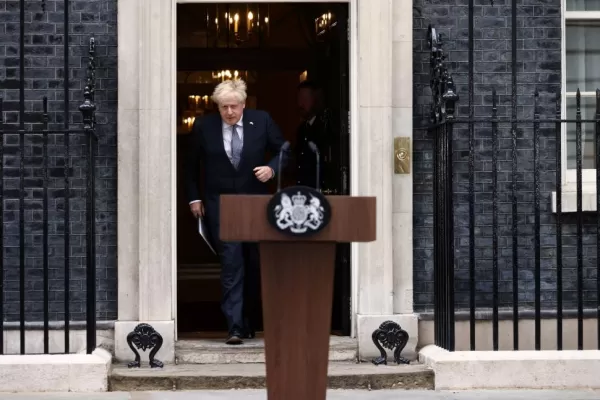 Sin disculpas, Boris Johnson renuncia, pero aún no se va