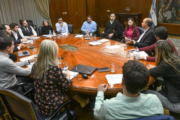 Batakis designó a su equipo de colaboradores