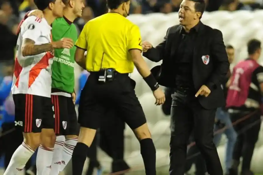 NO PUEDE SER. Gallardo reclamó por el gol no convalidado de Suárez. El DT tendrá que levantar a un equipo que luce caído. Captura de vieo