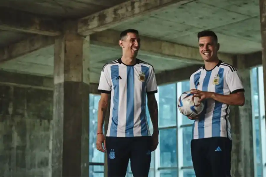 ESTRENO. Di María y Lo Celso formaron parte de la sesión de fotos de la nueva camiseta de la Selección.