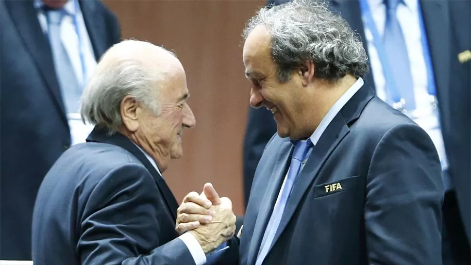 SE SALVARON. Blatter y Platini fueron juzgados por el presunto desvío de casi dos millones de euros.
