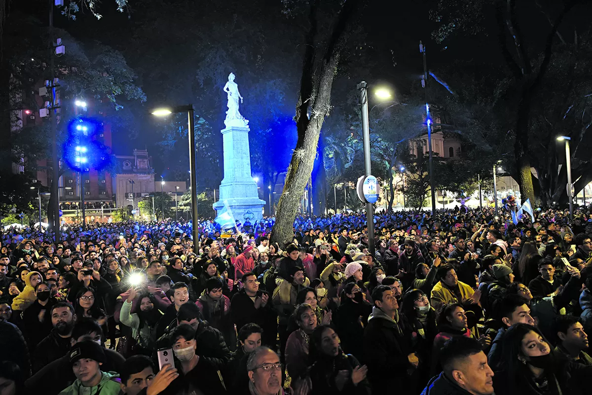 LA LIBERTAD DE FONDO. Tucumanos y turistas se concentraron en plaza para festejar y recibir el 9 de julio.