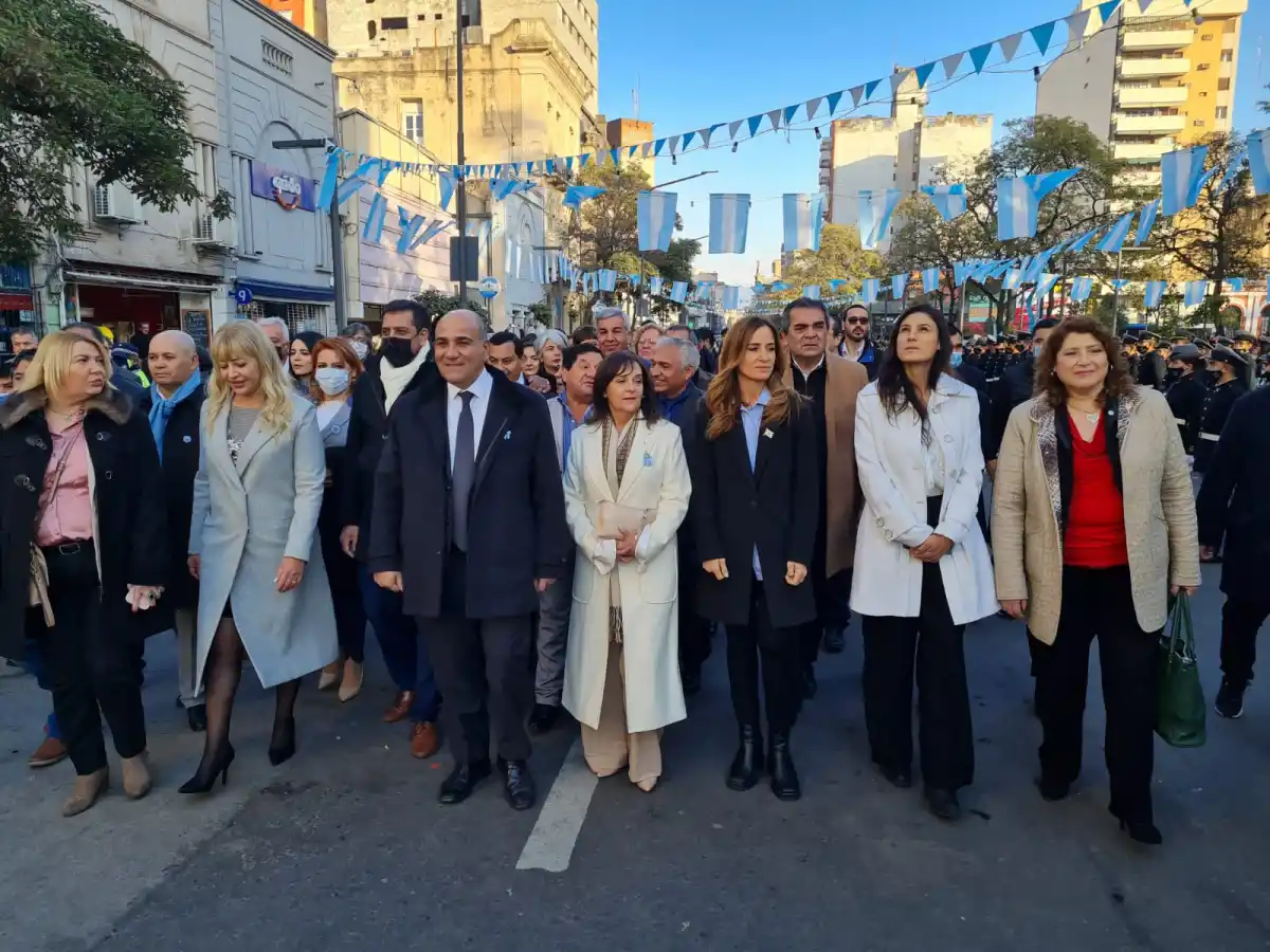 HACIA EL TEDÉUM. Manzur caminó hasta la Catedral acompañado por dirigentes de su espacio, sin Jaldo.