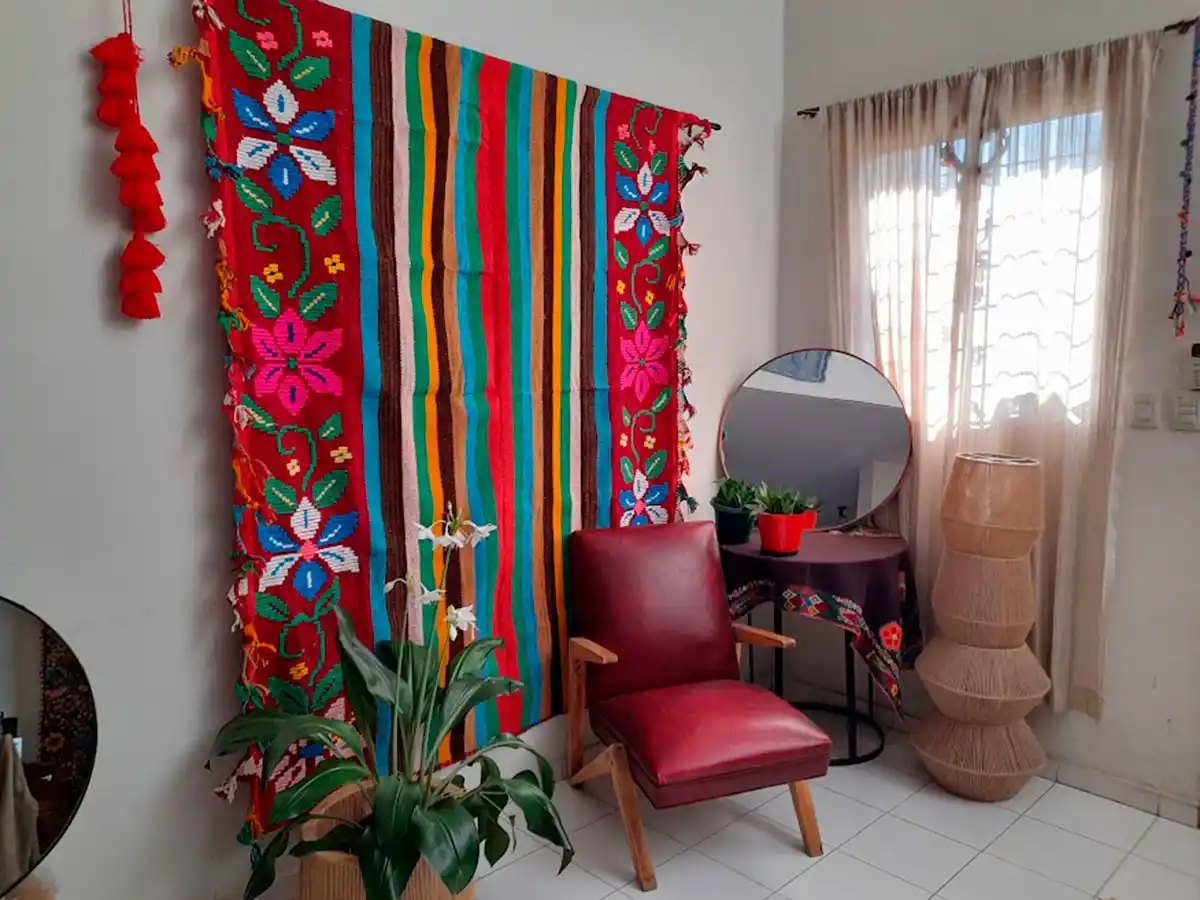 Es tucumana y llegó a Europa gracias a su pasión por el tejido artesanal autóctono