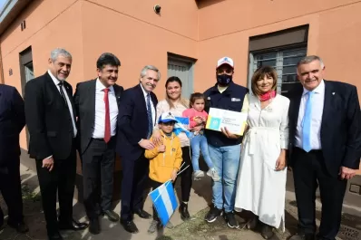 Alberto Fernández y Jaldo entregaron 100 viviendas en Manantial Sur