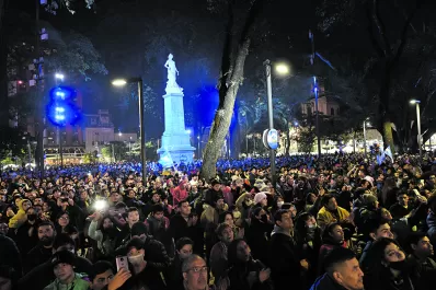 Una multitud se unió al espectáculo en la plaza