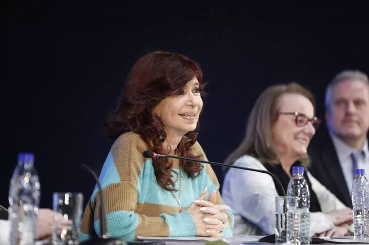 ¿ACORDÓ LA PAZ? Cristina, junto a Alicia Kirchner, defendió las medidas para evitar “la fuga” de dólares. twitter @gabiestevezok