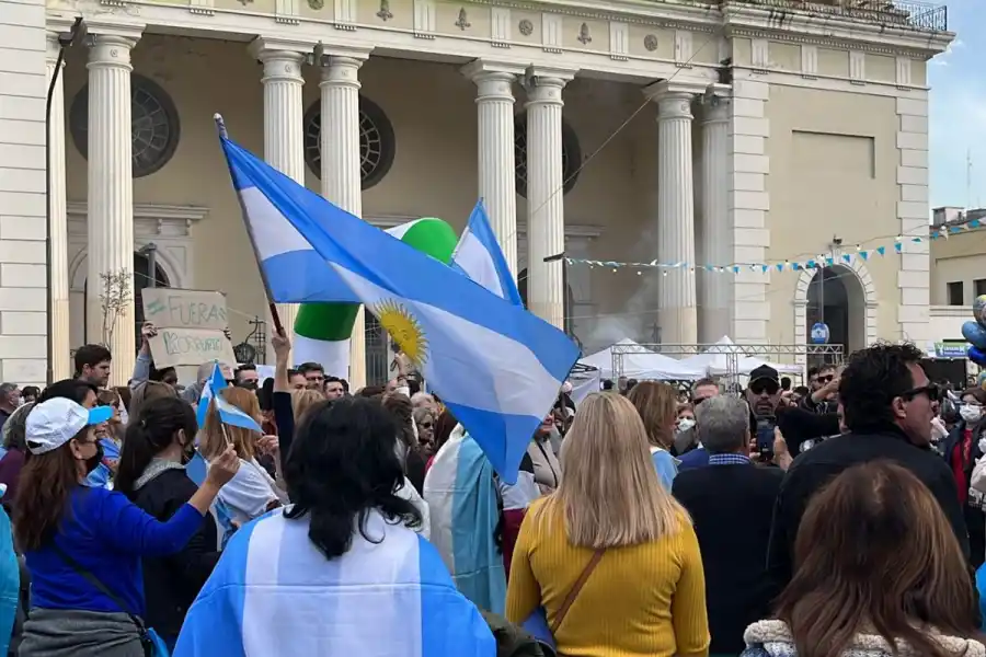 En un banderazo, cientos de tucumanos marcharon en contra del Gobierno