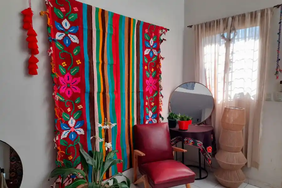 Es tucumana y llegó a Europa gracias a su pasión por el tejido artesanal autóctono